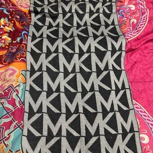 MK auntentic scarf